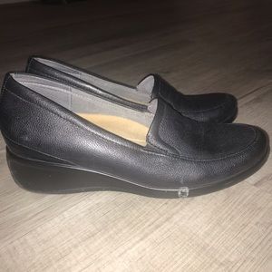 Size 8 black trotters low wedged casual shoes.